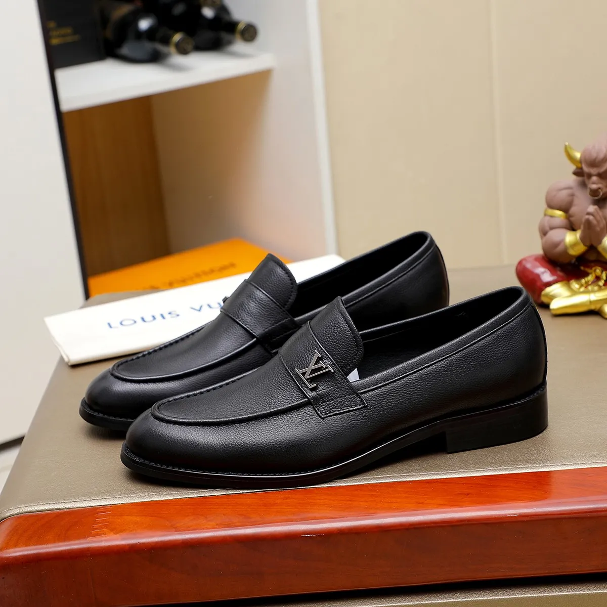 Men's Men's Shoes 💰420 💰[Louis Vuitton] LV high-end business formal leather shoes! ! Luxurious and elegant style, equal emphasis on practicality and style, professional focus on details and quality, counter original 1⃣️: 1⃣️ super accurate reproduction👍🏻! Material: The upper is made of imported original soft 🐂cowhide ➕imported first-layer sheepskin lining. Original anti-slip and wear-resistant outsole! Code number: 39--45, (38.46 custom-made) Large quantities in stock!